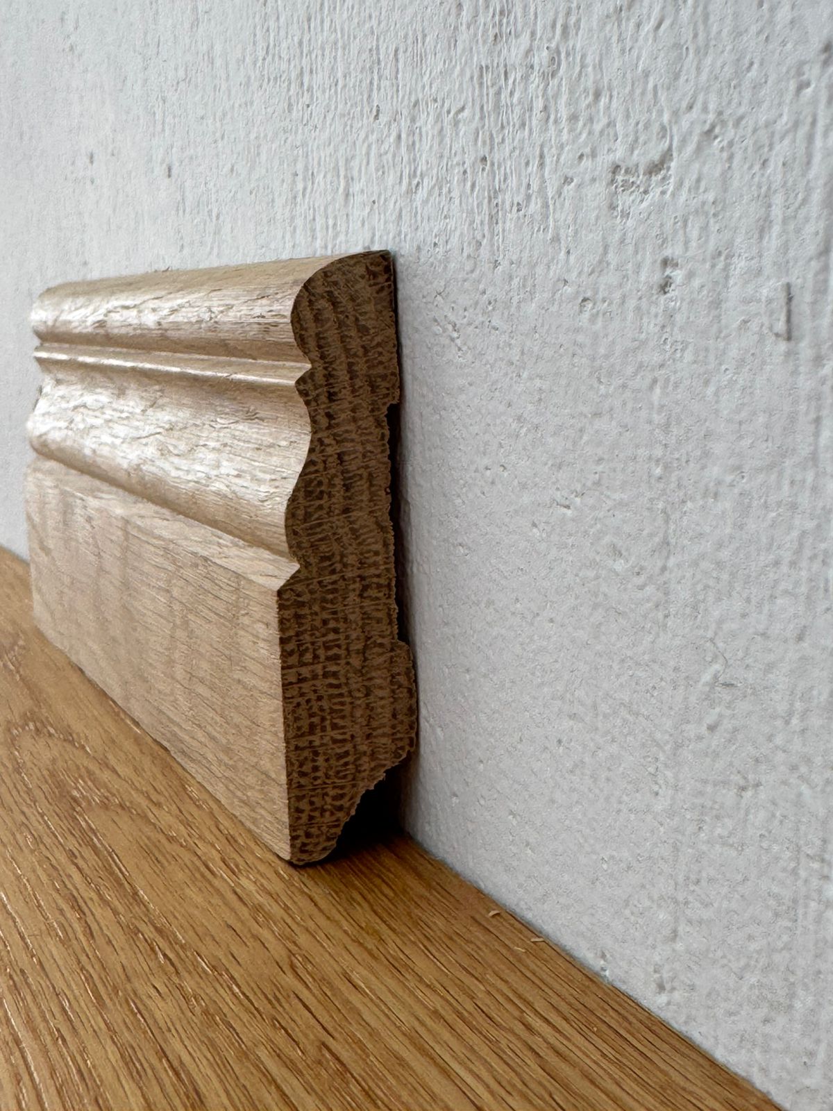 Плинтус массив Дуб фигурный без покрытия 75х17мм